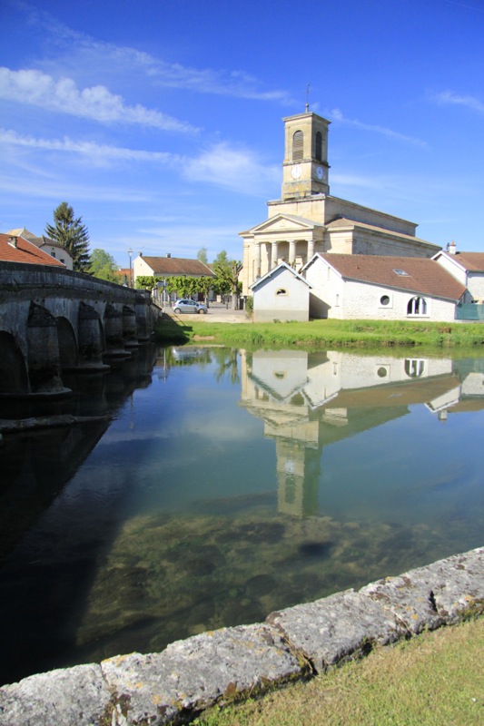 Eglise en bordure de rivière